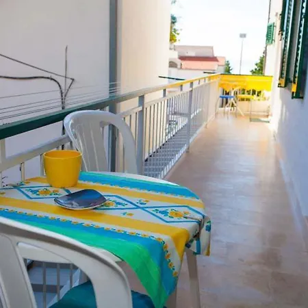 Apartments Jarak Near Beach Makarska Exterior photo